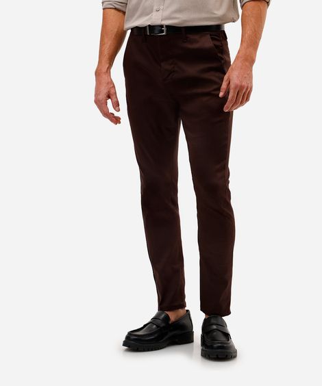 calça chino carrot de alfaiataria masculina marrom