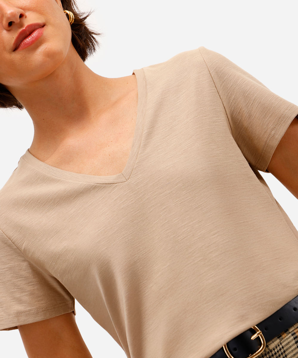 blusa básica feminina de algodão peruano manga curta decote v bege