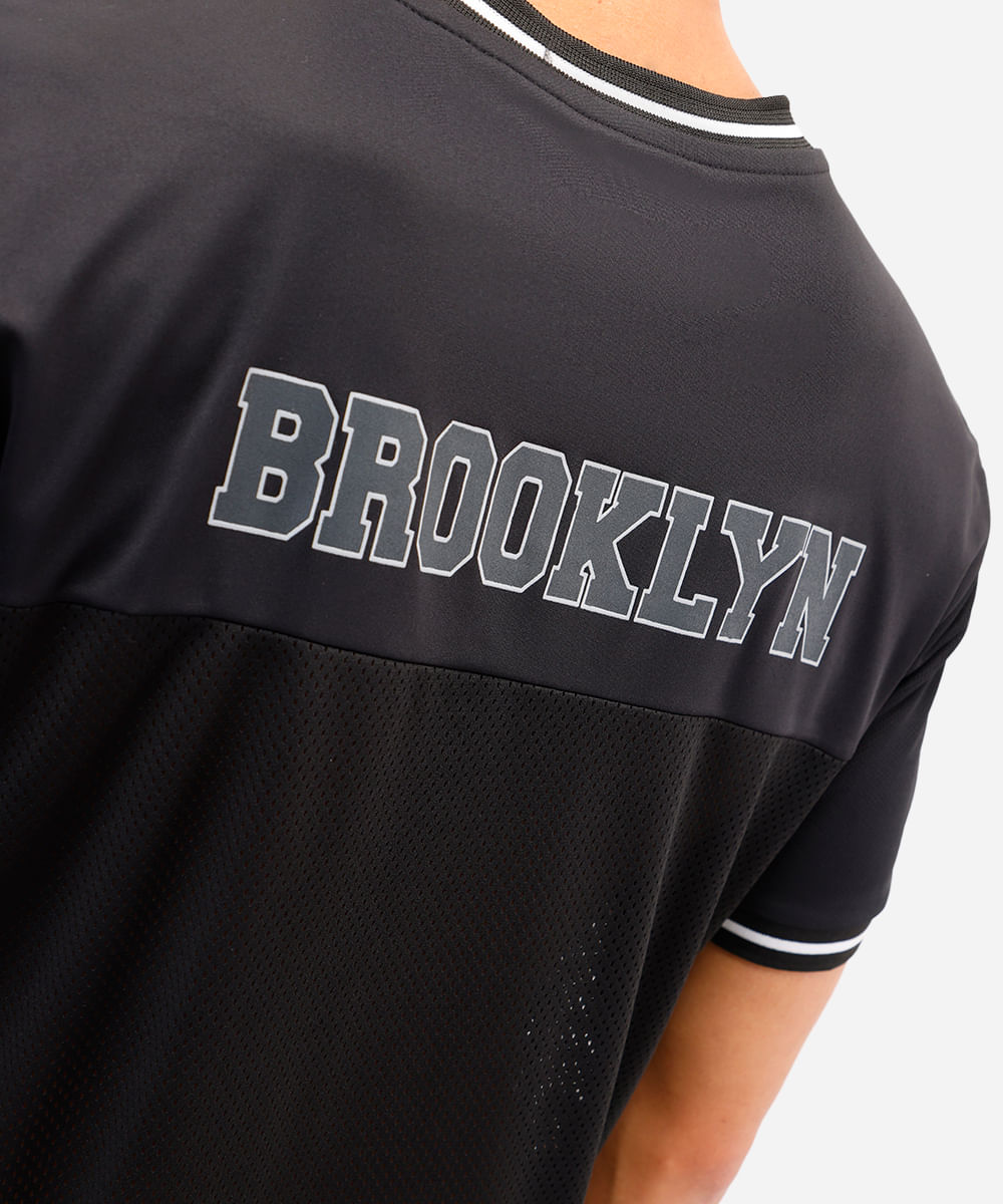 camiseta com recorte brooklyn manga curta esportiva preta