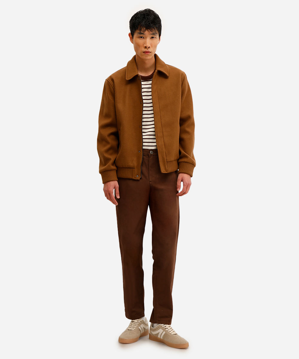 calça masculina de alfaiataria em sarja marrom