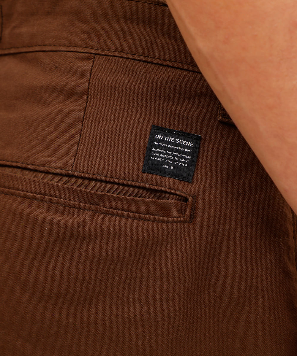 calça masculina de alfaiataria em sarja marrom