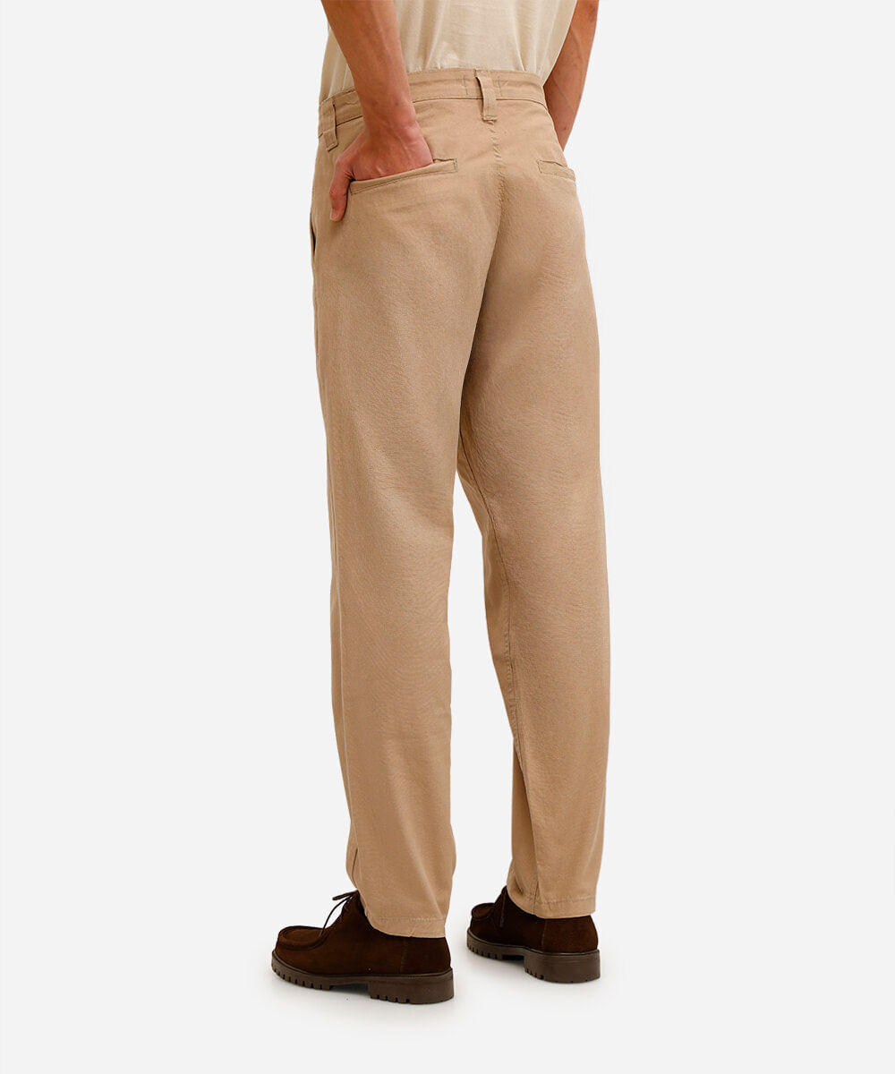 calça masculina de alfaiataria em sarja bege