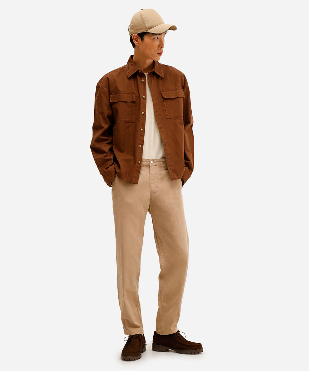 calça masculina de alfaiataria em sarja bege