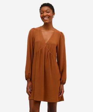 vestido curto feminino decote v texturizado marrom