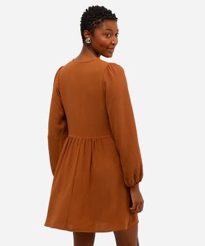 vestido curto feminino decote v texturizado marrom