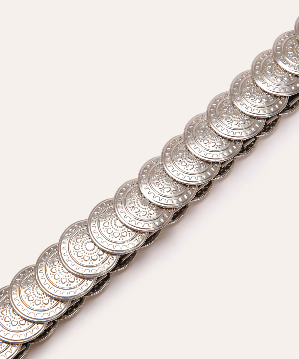 cinto elástico com moedas de metal prateado