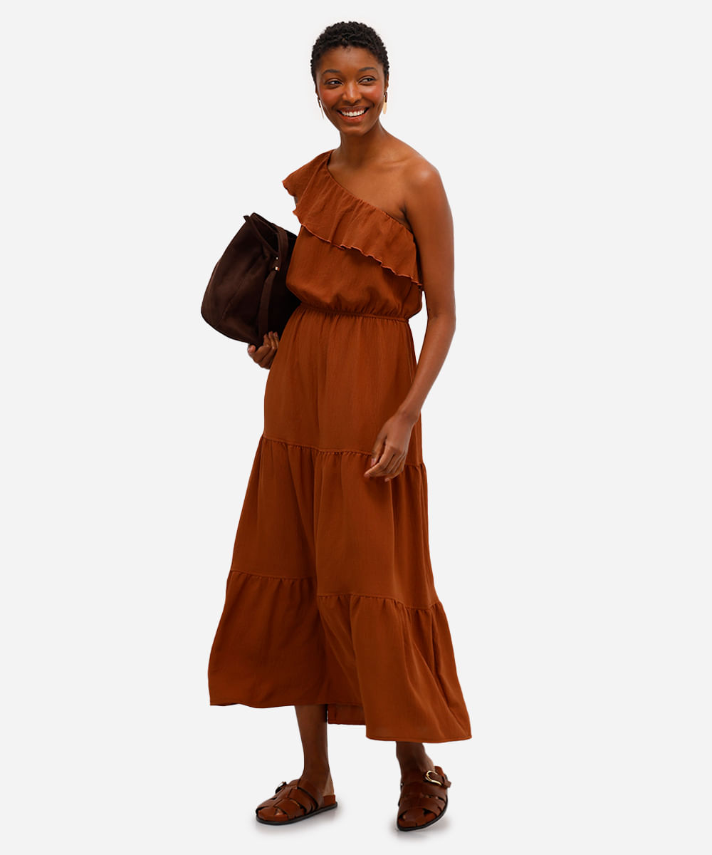 vestido ombro único feminino com babado texturizado marrom