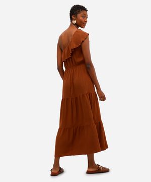 vestido ombro único feminino com babado texturizado marrom