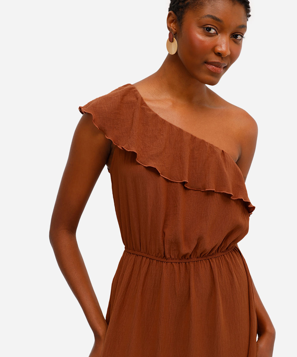 vestido ombro único feminino com babado texturizado marrom