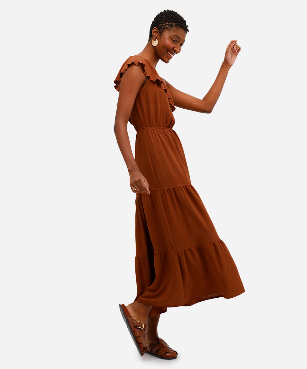 vestido ombro único feminino com babado texturizado marrom
