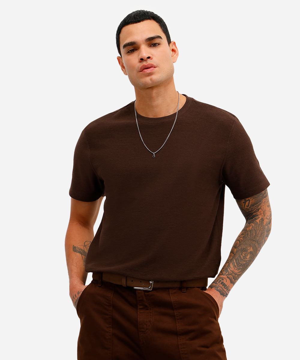camiseta masculina manga curta texturizada marrom