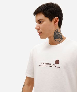 camiseta masculina bordado to the mountains off white