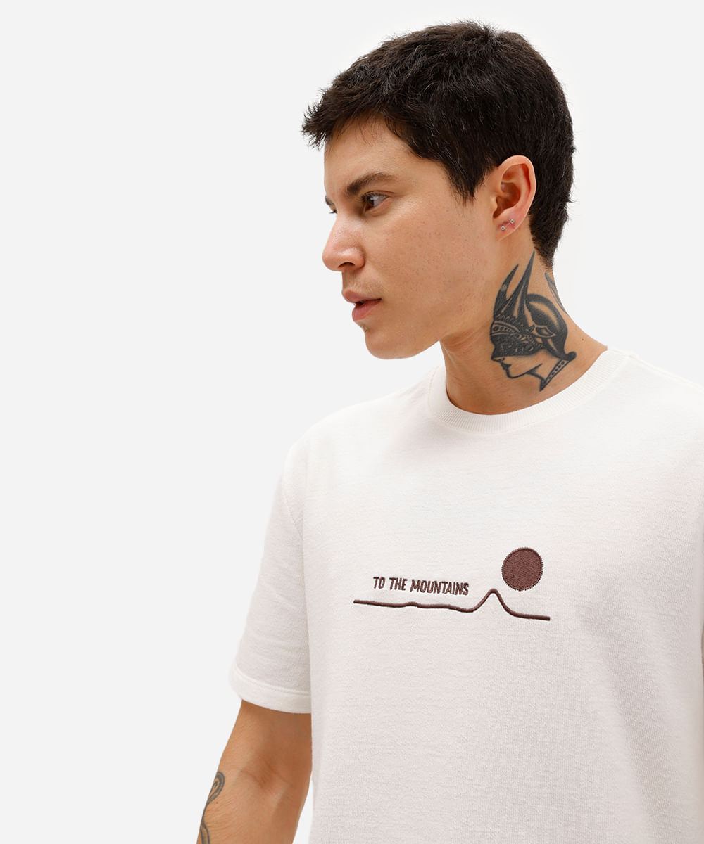 camiseta masculina bordado to the mountains off white
