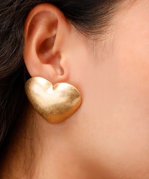 brinco de coração dourado