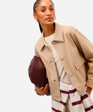 jaqueta básica feminina com bolsos texturizada bege