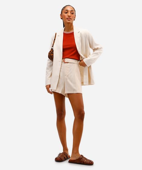 short feminino de alfaiataria com linho e cinto bege