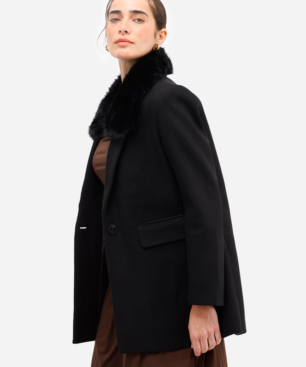 casaco feminino com gola em pelúcia removível preto é boa?