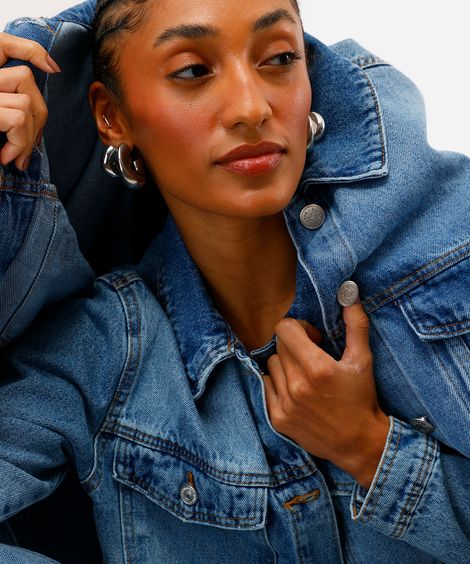 jaqueta cropped feminina jeans com barra desfiada azul