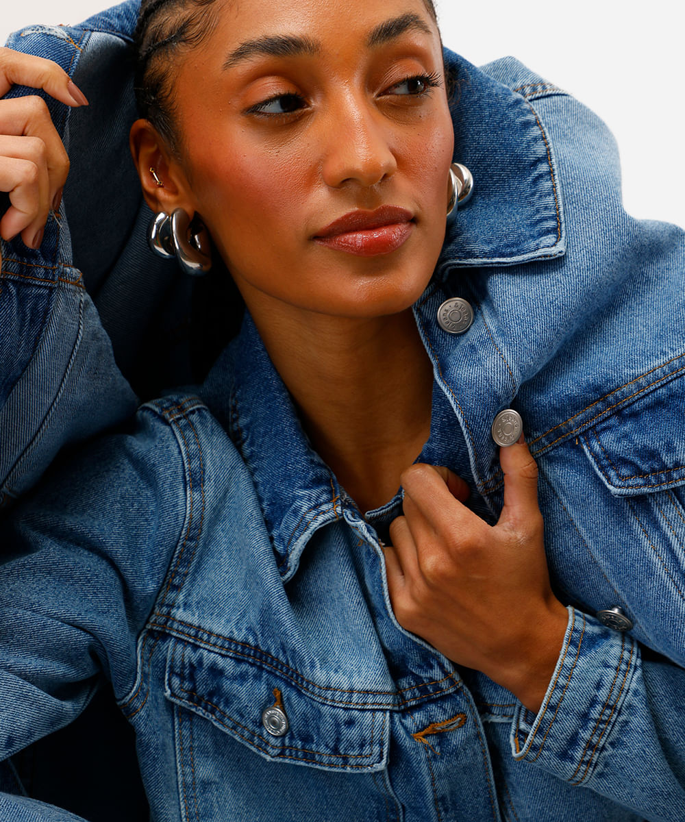 jaqueta cropped feminina jeans com barra desfiada azul