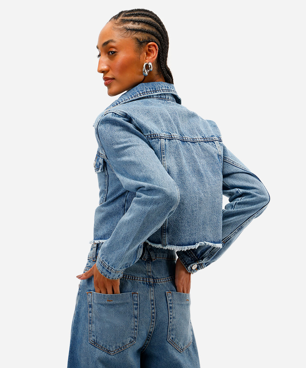 jaqueta cropped feminina jeans com barra desfiada azul