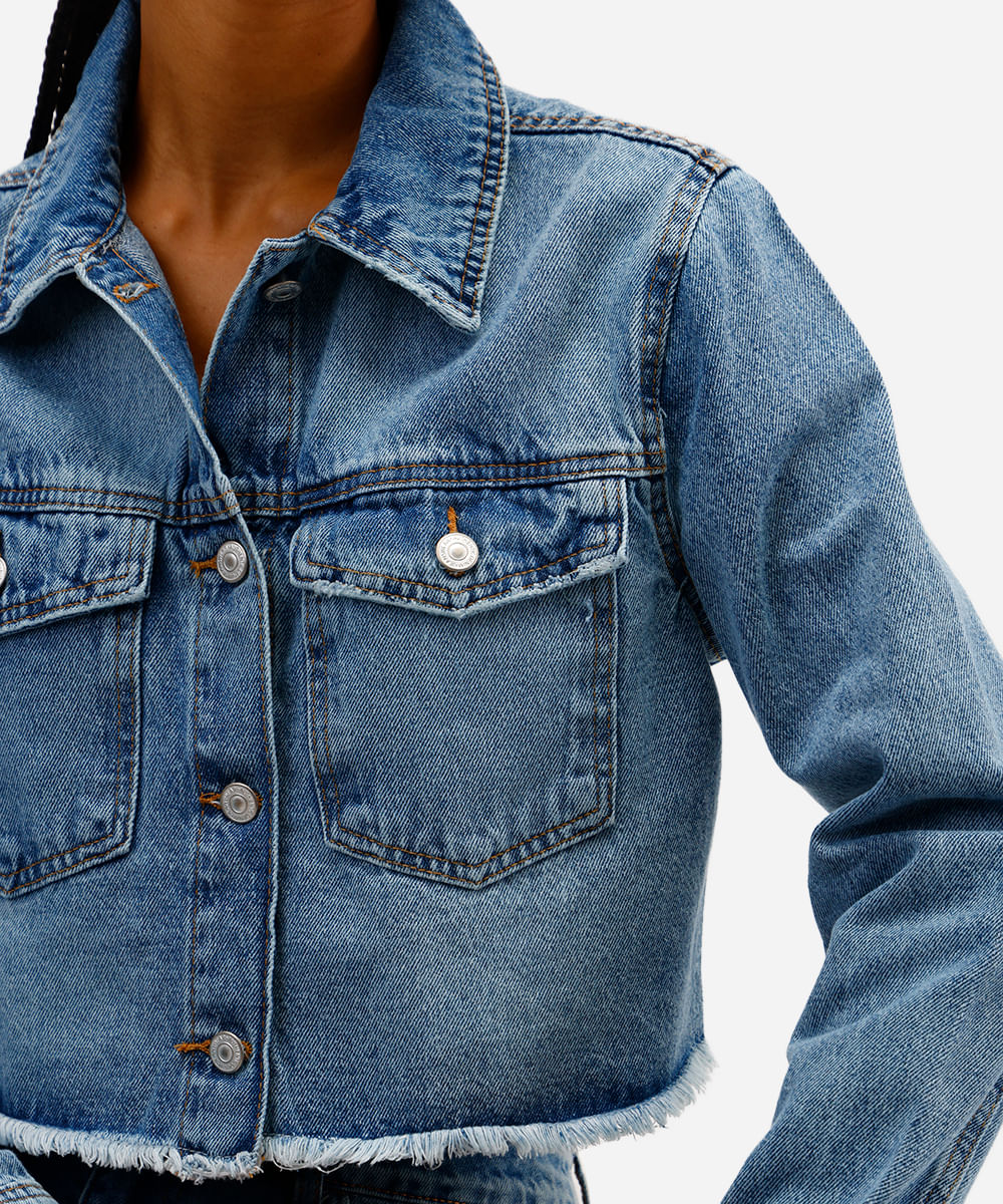 jaqueta cropped feminina jeans com barra desfiada azul
