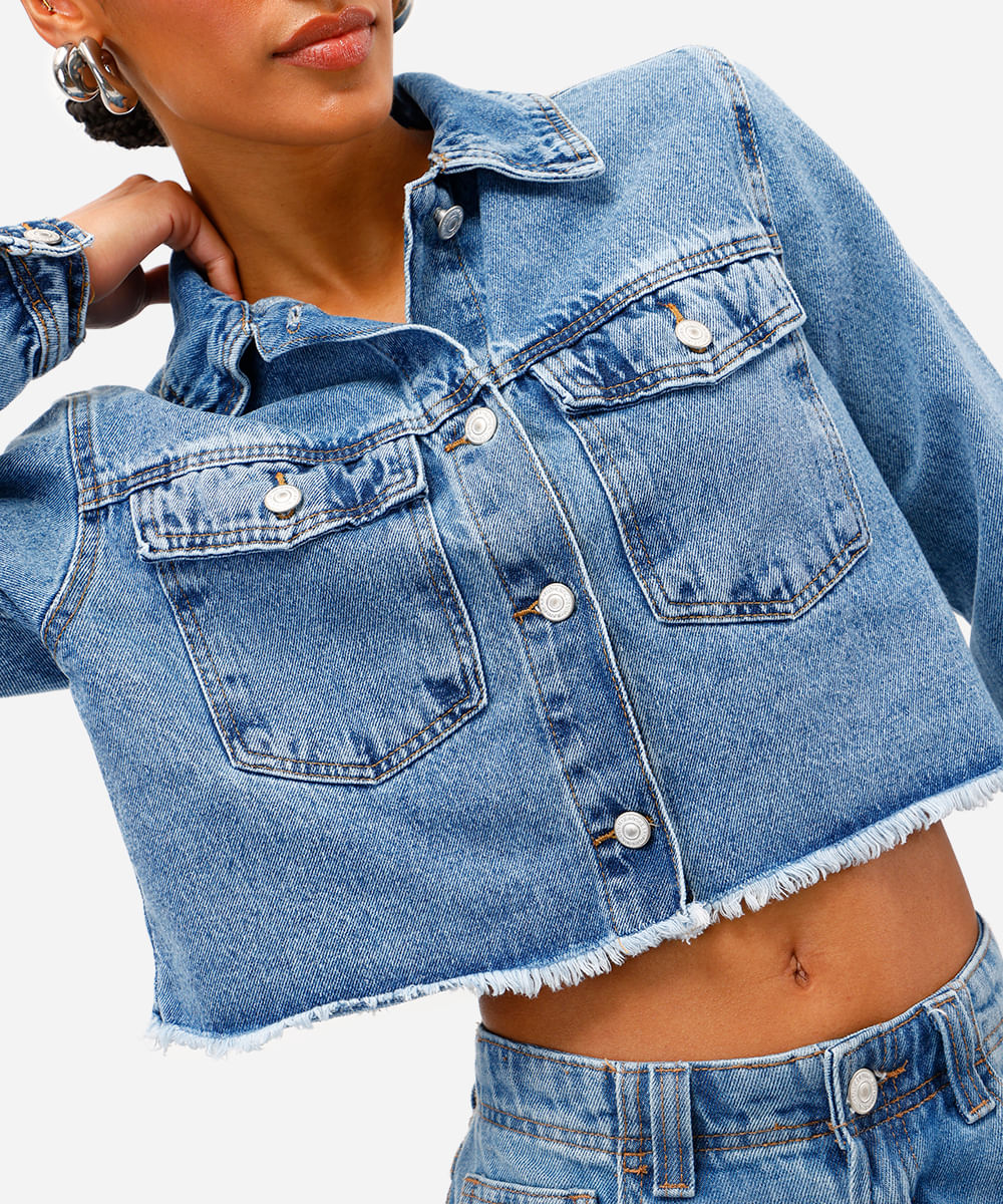 jaqueta cropped feminina jeans com barra desfiada azul