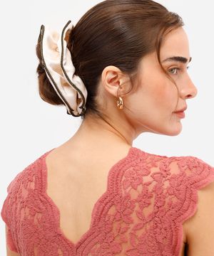 elástico de cabelo scrunchie acetinado bege