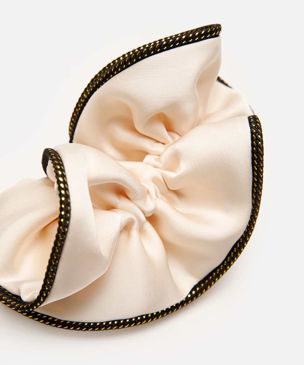elástico de cabelo scrunchie acetinado bege