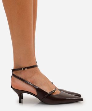 scarpin bico fino com fivela oneself marrom