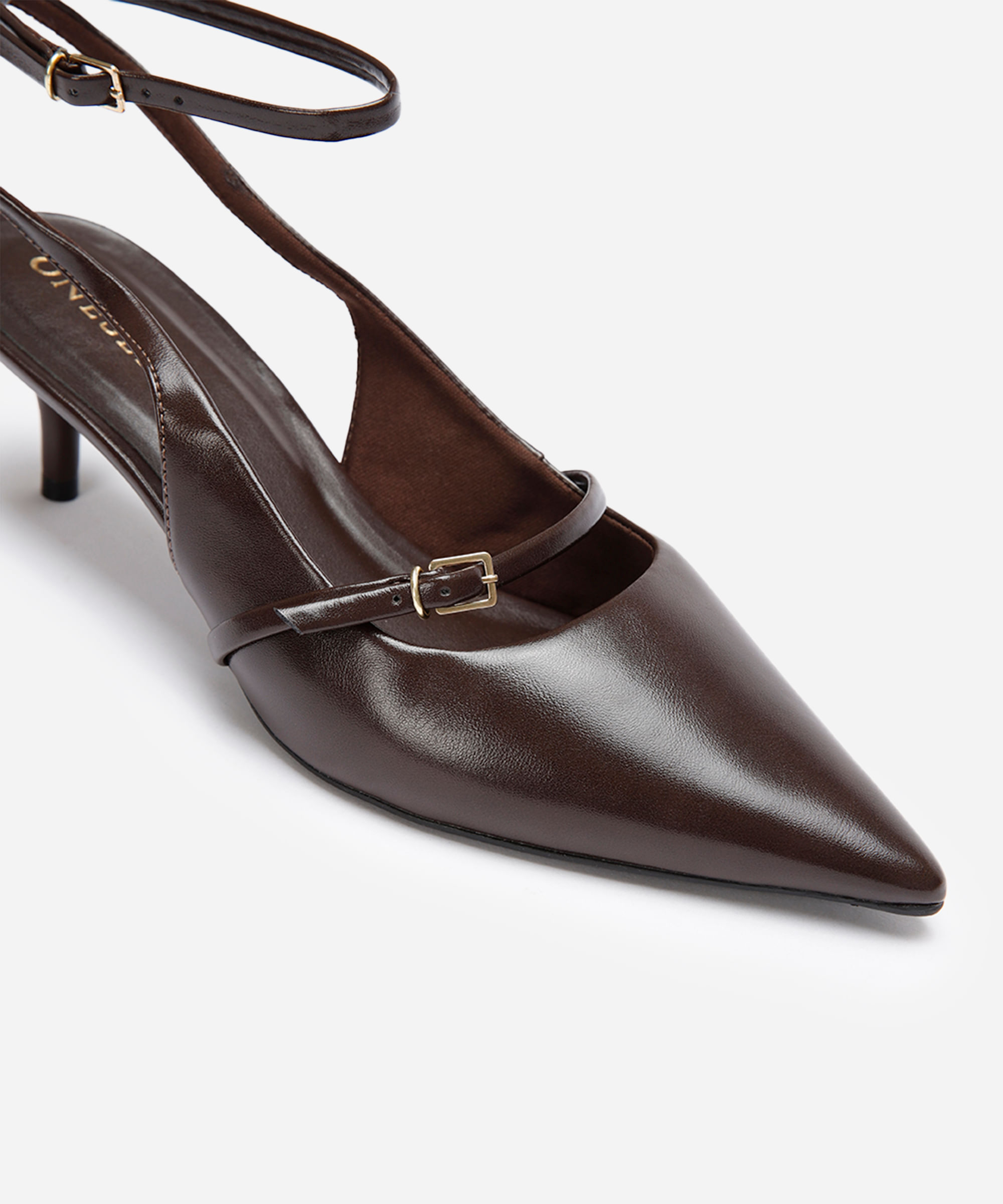 scarpin bico fino com fivela oneself marrom