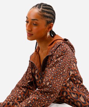 jaqueta corta vento feminina com capuz animal print marrom