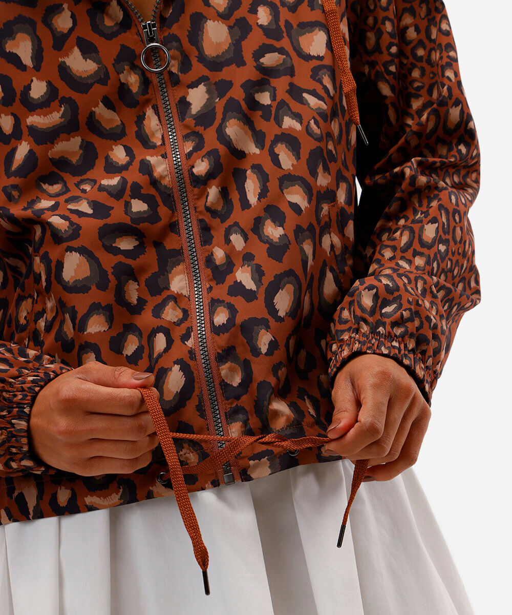 jaqueta corta vento feminina com capuz animal print marrom