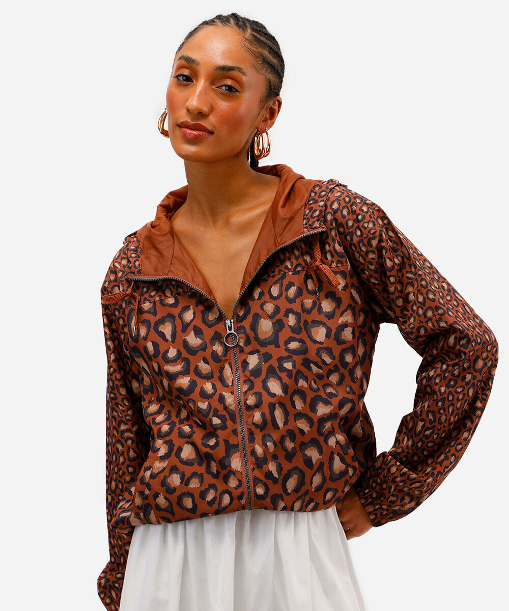 jaqueta corta vento feminina com capuz animal print marrom