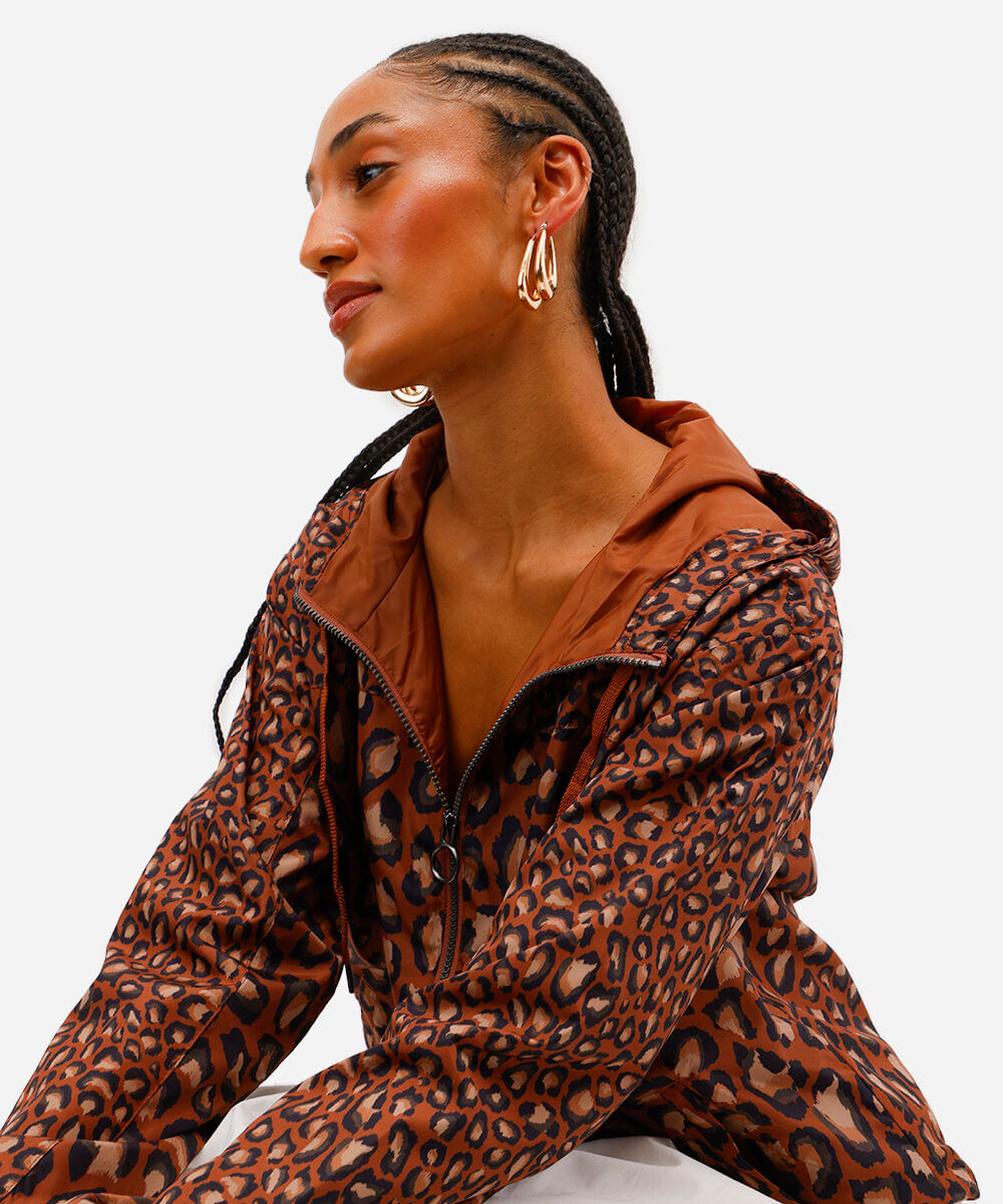 jaqueta corta vento feminina com capuz animal print marrom