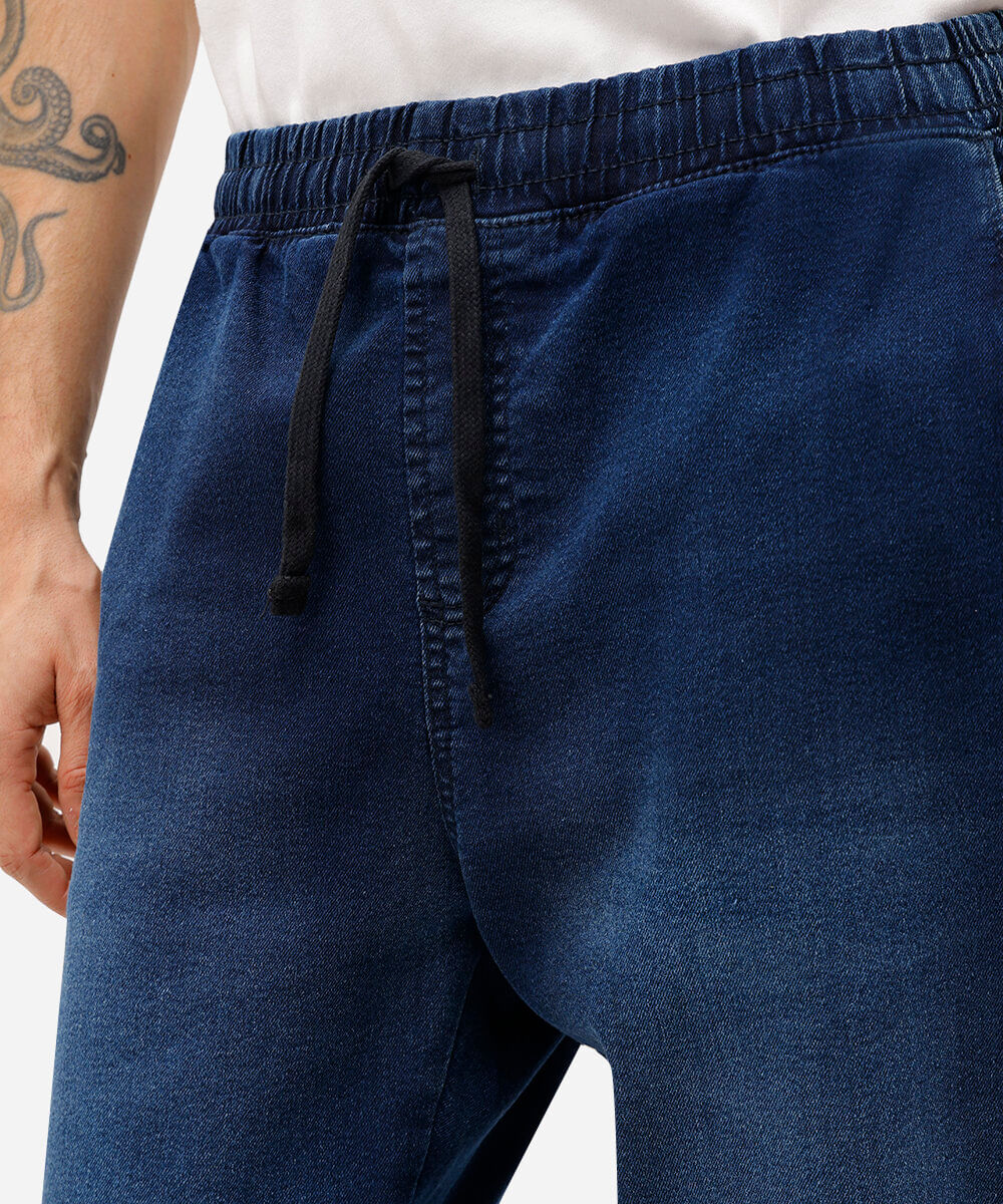 calça jeans jogger slim com bolsos azul escuro