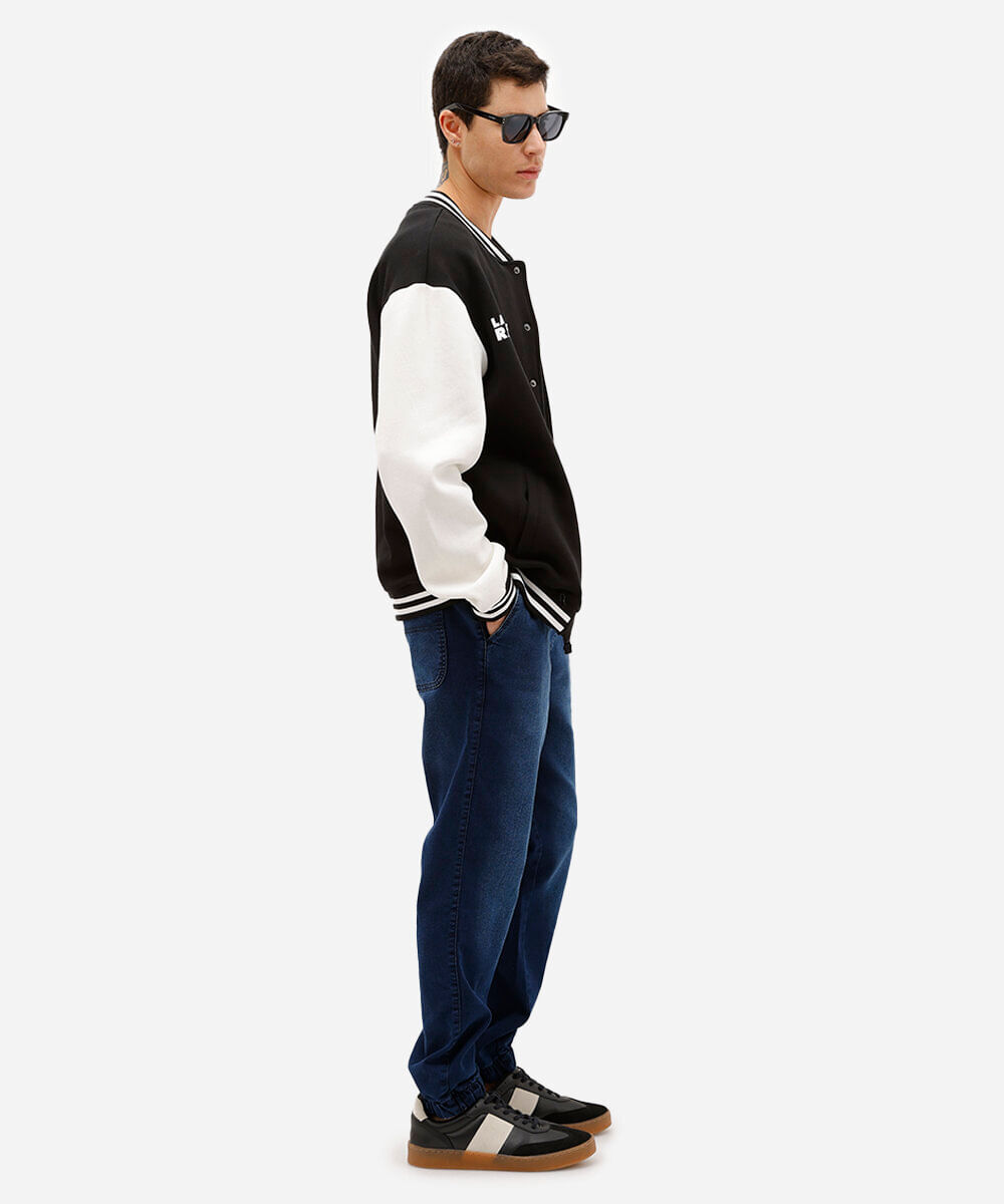 calça jeans jogger slim com bolsos azul escuro