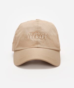 boné feminino bordado cool girls go to therapy bege