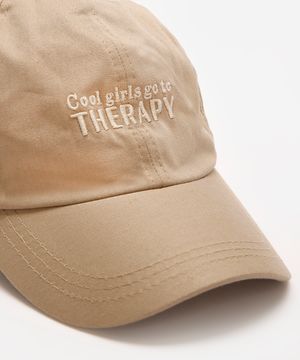boné feminino bordado cool girls go to therapy bege
