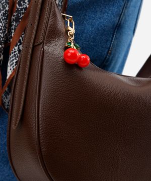 chaveiro bag charm em metal cerejinha dourado