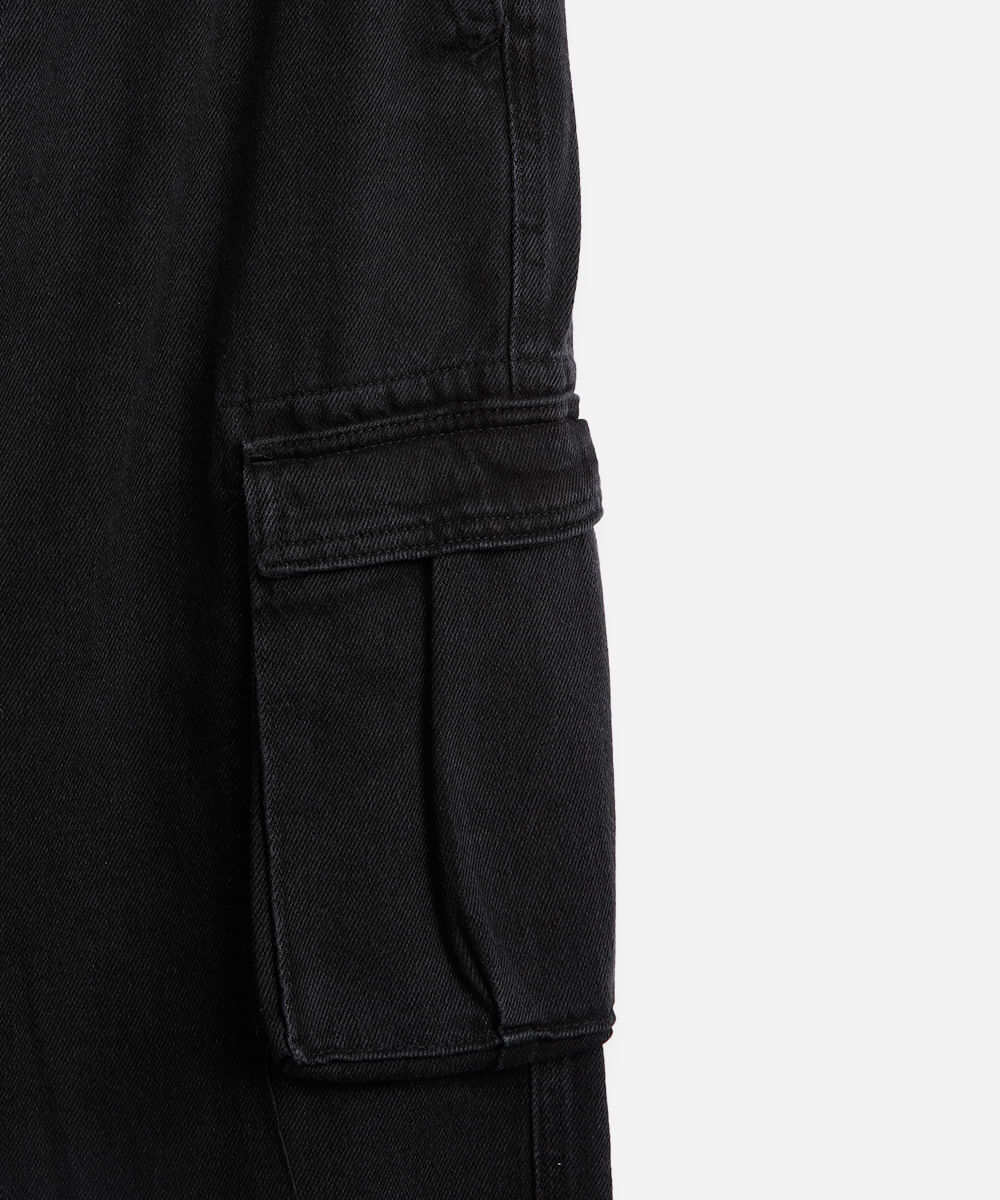 calça reta juvenil de sarja com bolso cargo preta