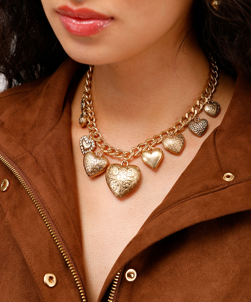 colar corrente pingentes corações dourado
