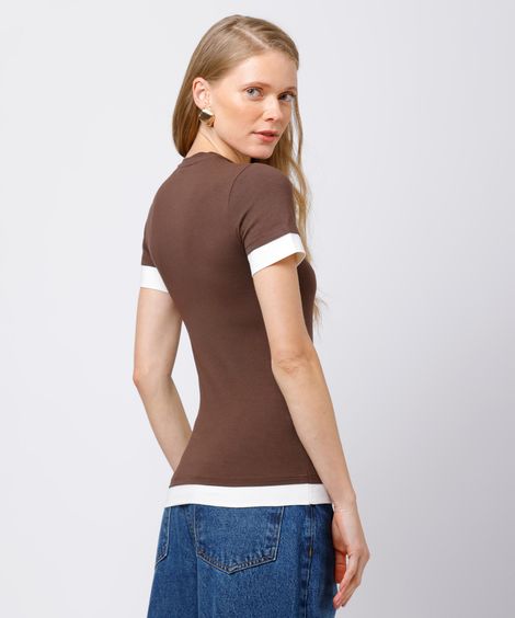 camiseta baby tee feminina de algodão com sobreposição mindset marrom