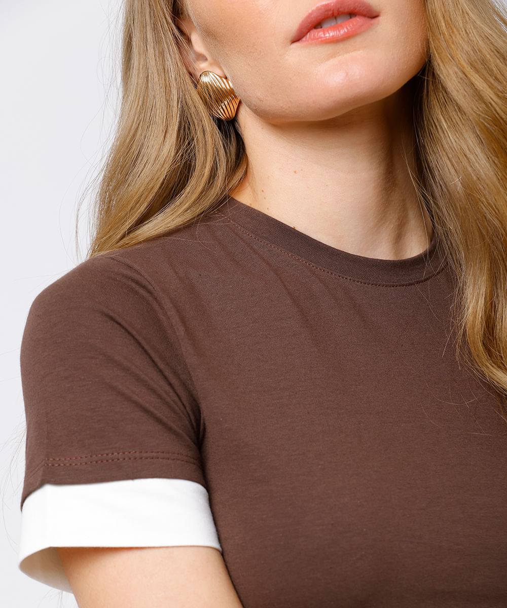 camiseta baby tee feminina de algodão com sobreposição mindset marrom