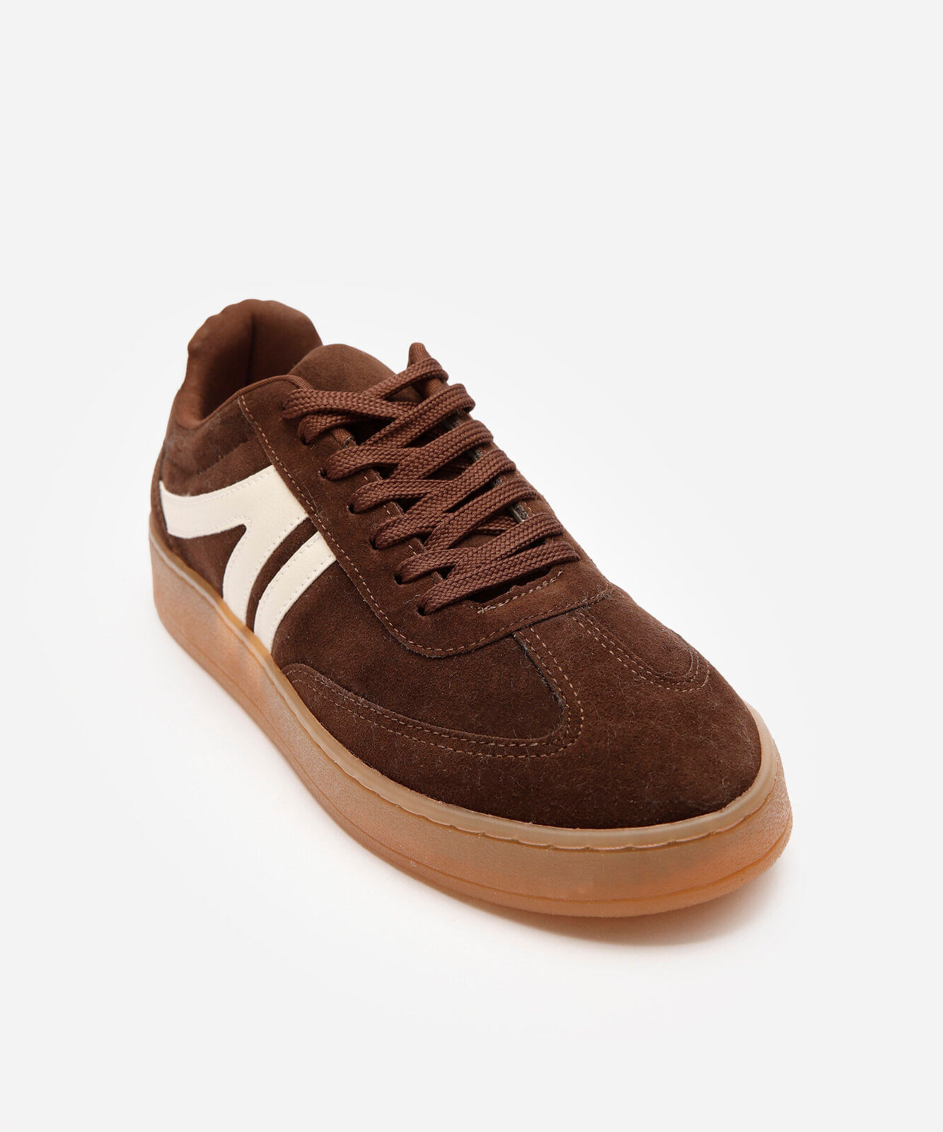 tênis casual com recortes bicolor marrom