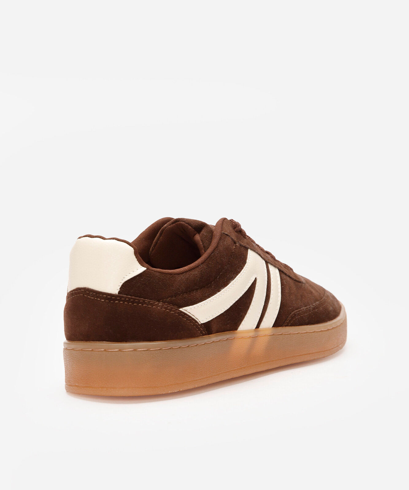 tênis casual com recortes bicolor marrom