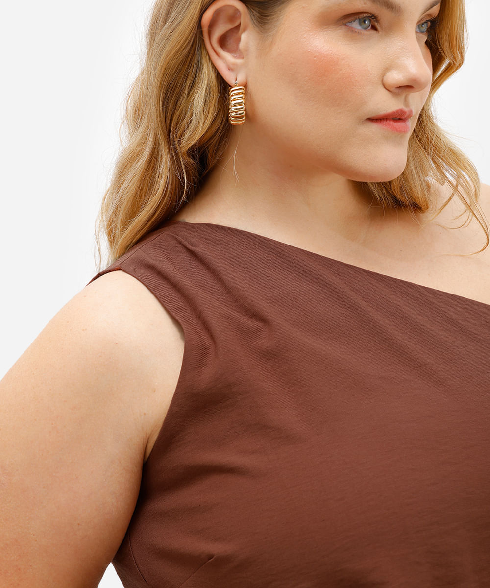 blusa ombro único feminina assimétrica plus size marrom