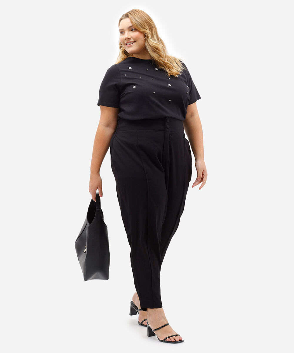 camiseta de algodão manga curta com bordados plus size preta
