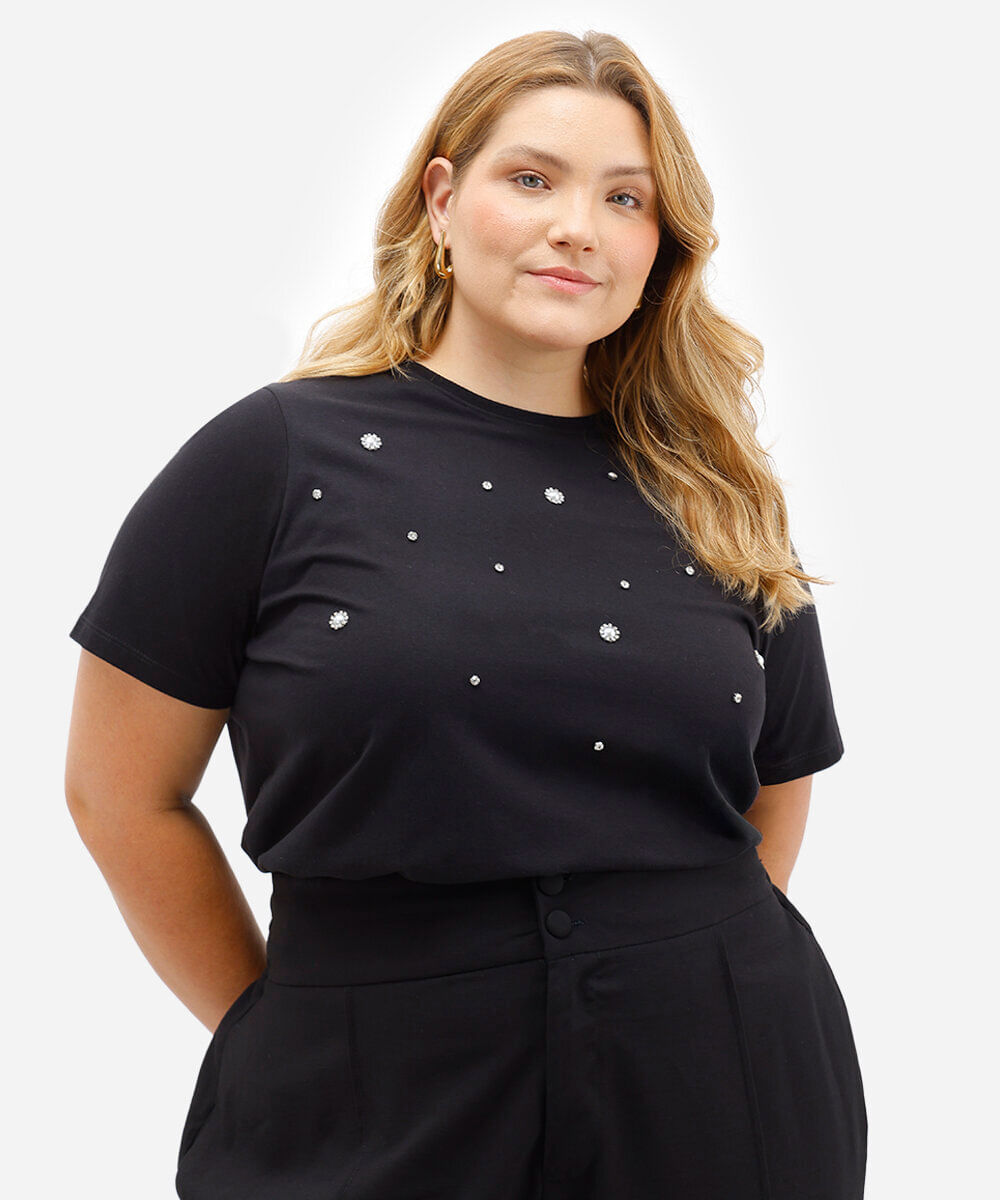 camiseta de algodão manga curta com bordados plus size preta