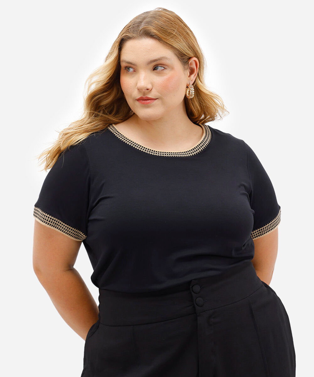 blusa de viscose manga curta quadriculada plus size preta