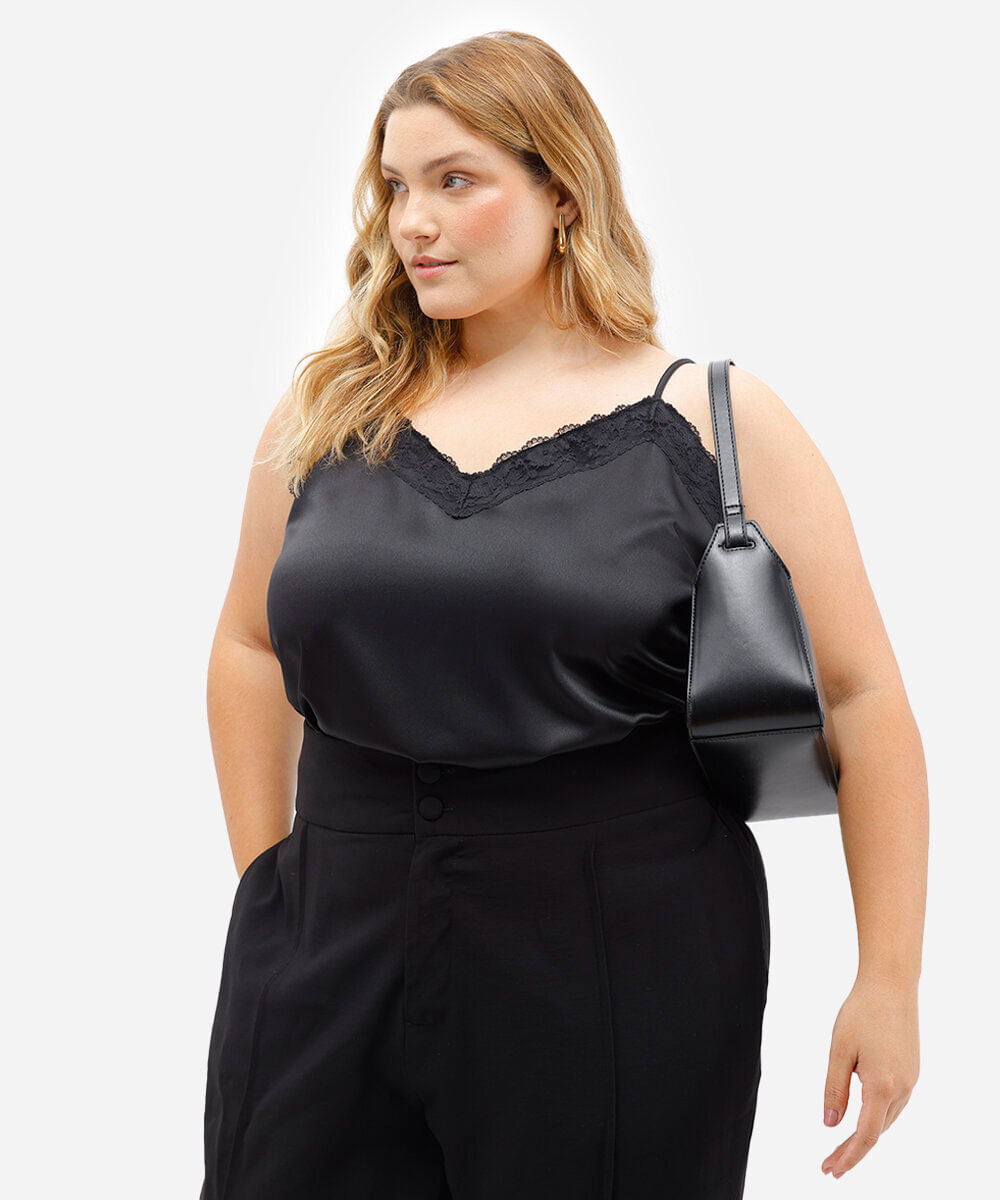 regata feminina acetinada com renda plus size preta